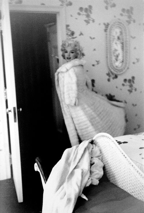 twixnmix:Marilyn Monroe photographed by Ed Feingersh at the Ambassador Hotel preparing