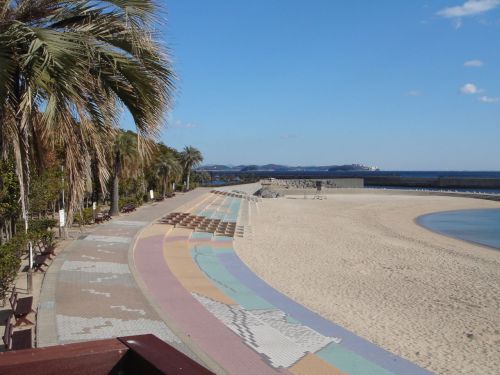 吉良ワイキキビーチ (Kira Waikiki Beach) The Kira Waikiki Beach in Nishio, Aichi is made up of a series of she