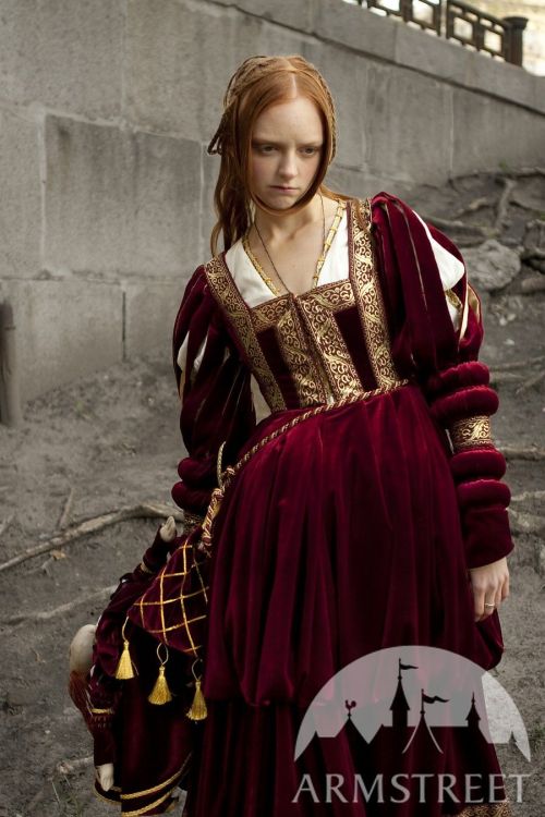 Renaissance nobility velvet dress by Armstreet