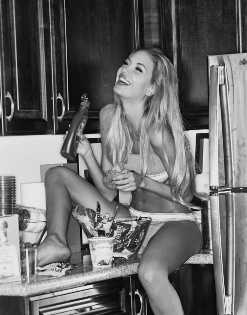maringues: Natacha Peyre, photographed in her kitchen by friend