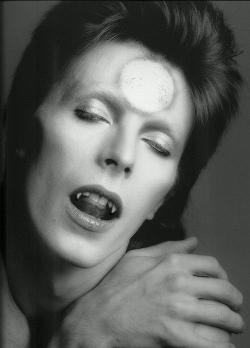 tildastardust:  David Bowie w/ Fangs Tilda