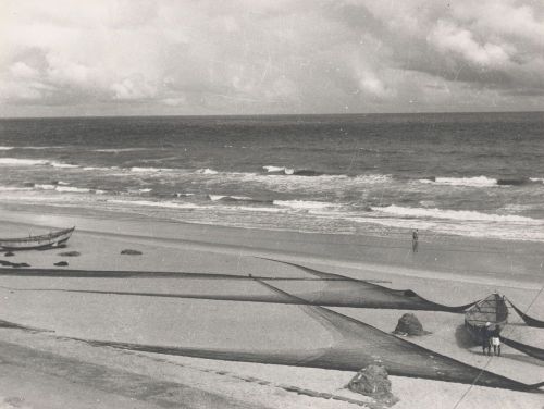 Jeet Malhotra.  View of the sea and beach at Purī, India, 1955.