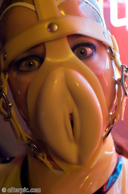gummipuppe-bambi:  unspeakabletroglodyte:VAGINA FACE Nichts verdeutlicht besser die Bestimmung einer Gummipuppe wie eine Mösenmaske im Gesicht. Wer will mir eine anlegen?