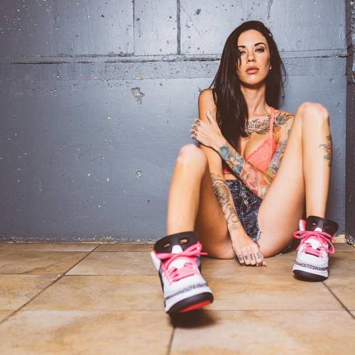 Photo @joliveiraphoto#chicksandkicks #sneakers #urban #style #tattoo #tattooed #inkedgirls #inked 