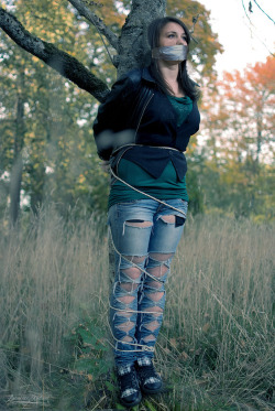damselsandothersexyness:  The ripped jeans are a nice look here.