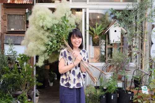 土曜日の午後、ことり花屋さんに遊びに行って来ました。スモークツリーの存在が凄くて、写真撮りたいねってなって、皆んなで撮影会。笑いが絶えない楽しい時間になりました@yukinokokokeshi さんあ