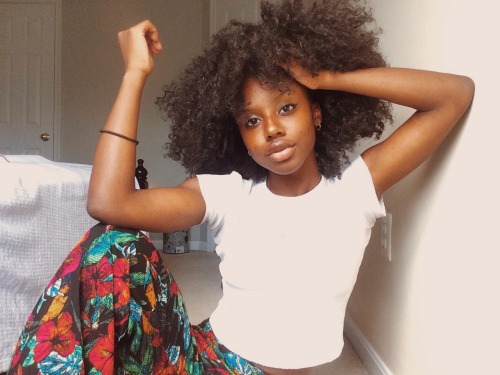 curls-bythapound:  Tonez ✨🌺👐🏾 IG: Sixteencats