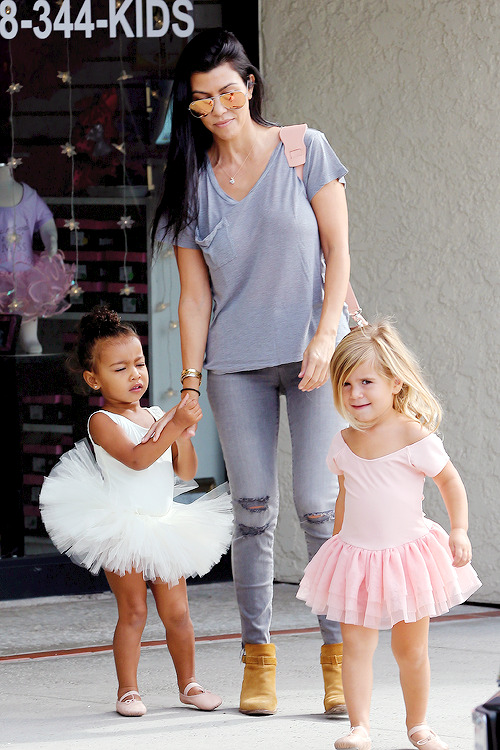 celebritiesofcolor:  Kourtney Kardashian takes North West and Penelope Disick to class dance