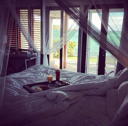 eatting-is-not-very-chanel:  ♡ rosy blog that follows back every1 ♡ 