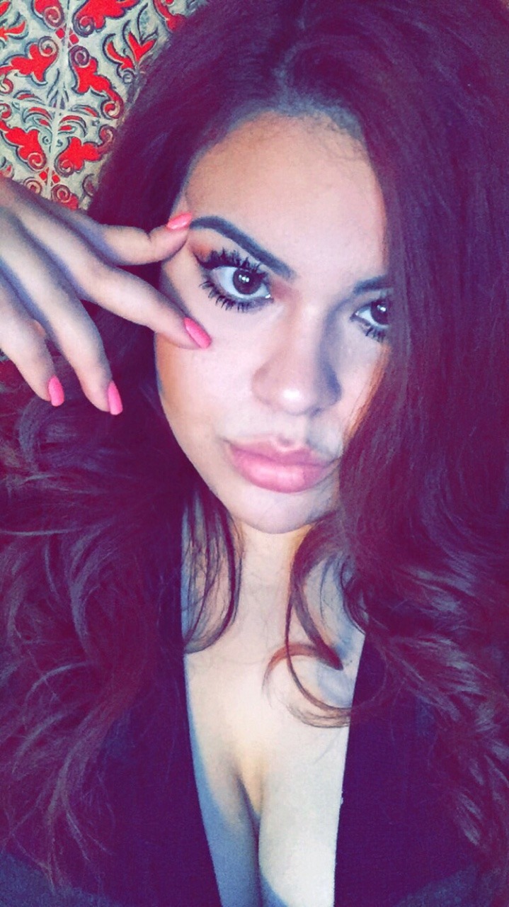 nalgaemoji:  *shows off nails in every shot*
