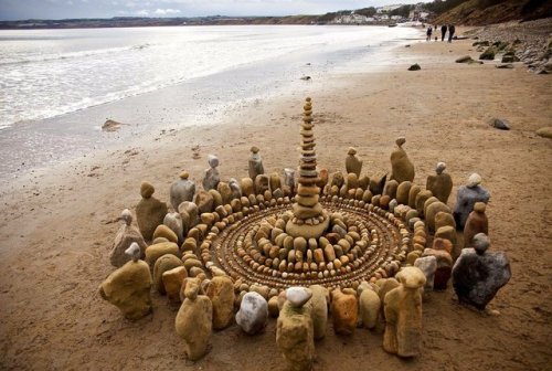 itscolossal:James Brunt Organizes Leaves and Rocks Into Elaborate Cairns and Mandalas