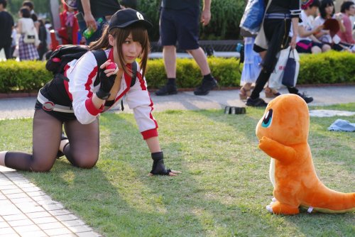 officialyasen: 新人ポケモントレーナー：伊織もえ(@moe_five )コスサミ20160806。 モンスターボール買いこむ→投げる→ヒトカゲゲットだぜ！！ 結論：凄くかわいい(*´ω｀