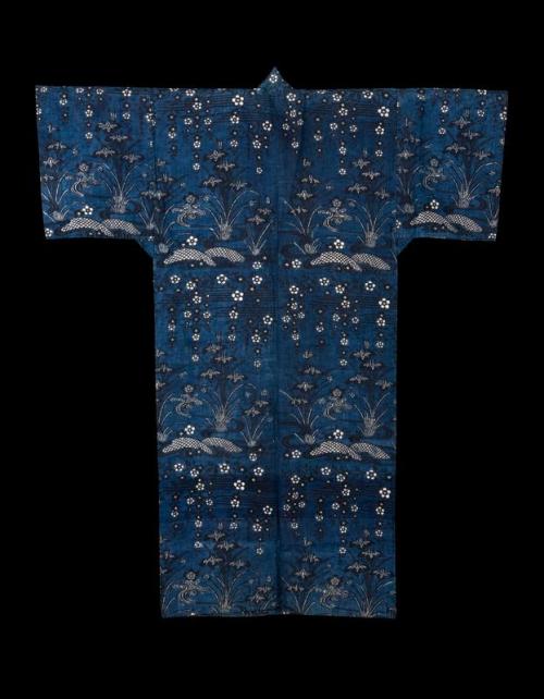 mia-japanese-korean:Dark blue-ground Ryūkyūan robe (ryūso) with pattern of irises in a flowing strea