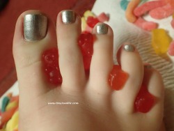 sams-toes:  Gummy bears!!!!