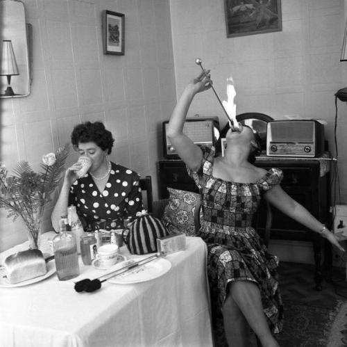 safetyphoto:Jasmine Trevanna at home in Cricklewood, London, 1961 via… ift.tt/2Peo6p5