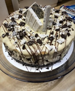 food-porn-diary:Cookies n’ Cream cake [1689x2048]