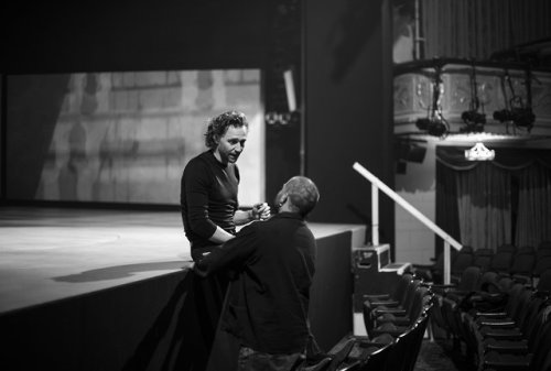 maryxglz: betrayalbwy: “The work never stops for @twhiddleston. Here he is chatting with direc