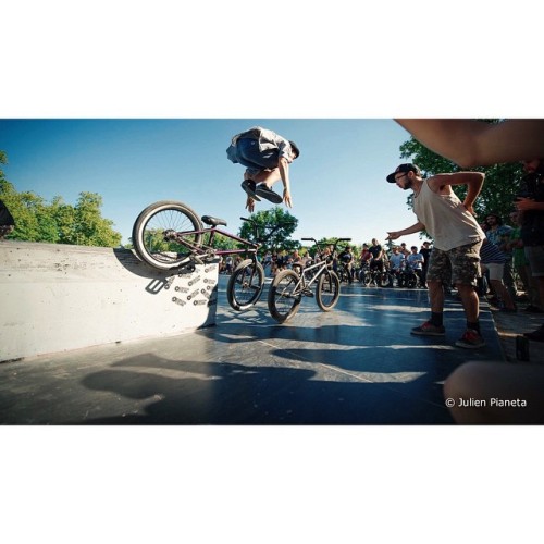 julienpianeta:Transfert. #france #photography #MittIllume #pontklynk #toulouse #bmx (à Pontklyn Skat