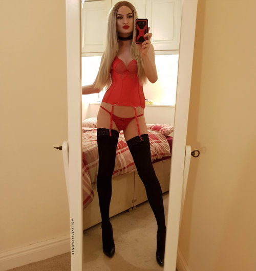 pennylittlekitten:  Red the colour of love….or adult photos