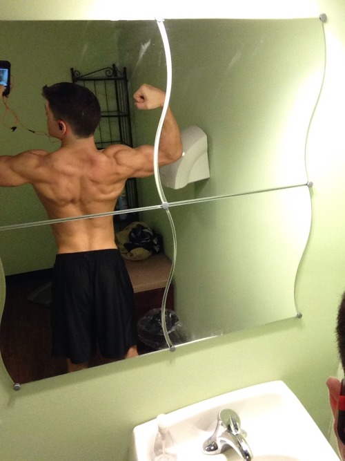 the-vegan-shreddernaut:  Some one week out flex Friday pix. Defo could be leaner but whatever. 