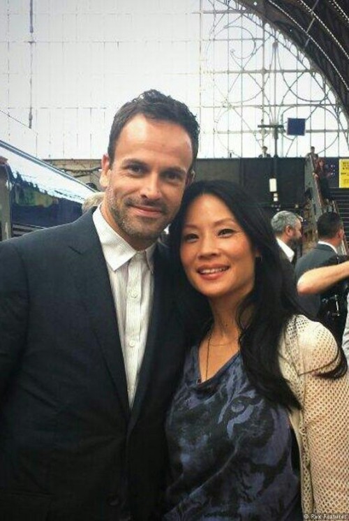 bisexualizzylightwood:Lucy Liu & Jonny Lee Miller