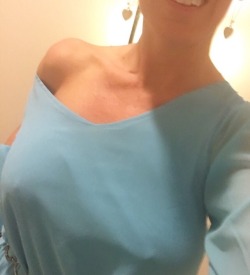 kelly-momnwife:  Morning… braless Friday?  Love fridays