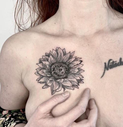 # #scarificationCover pour la Jolie Audrey #tournesoltattoo #sunflowertattoo #carolinevitelli @black