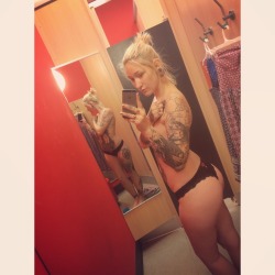madamhatred:  Boobs butt and lots of tattoodles 