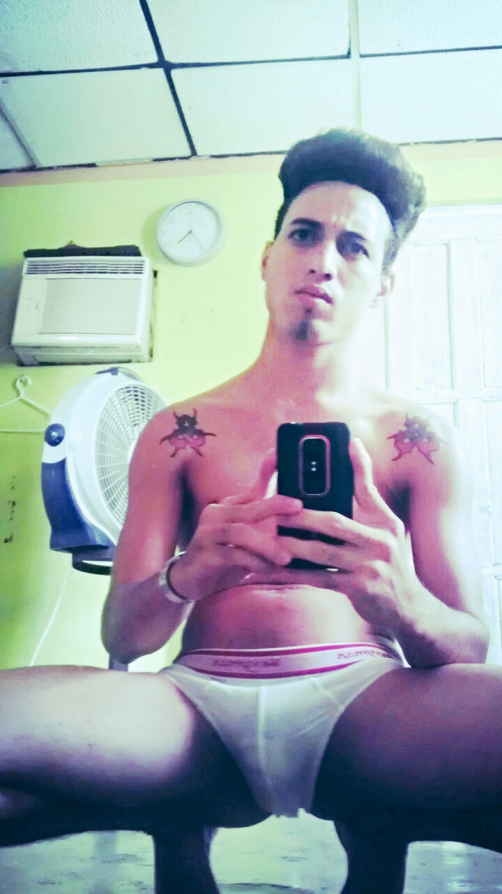 latinlovejuice:  ryanove:  Follow me on twitter @GustavoROvalles and @RyanOvee  Les