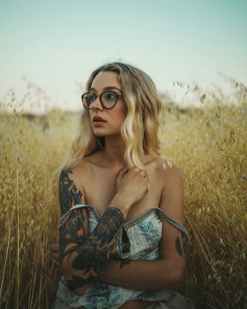 fludogenerator: matisoncard  Model and the tattoo artist, samazon from thick as thieves tattoo shop   