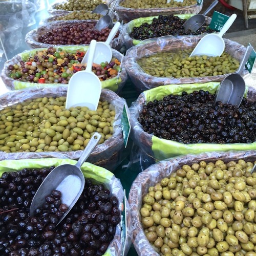 Olives assorties, marché hebdomadaire, La Isle-sur-la-Sorgue, Vaucluse, 2016.As my wife is on a rigi