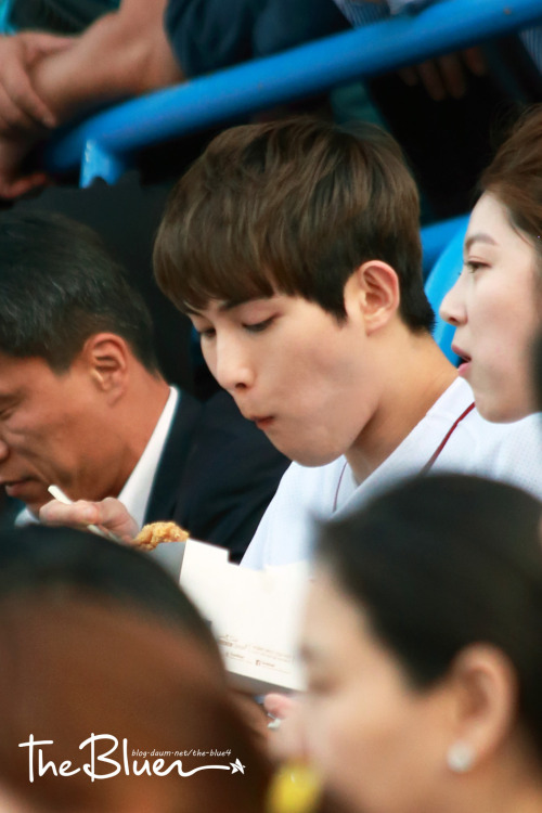 cnbluecl:    150521 Jonghyun eating fried chicken & Seungyeon (WGM) at ‘Nexen Heroes vs LG Twins’ Baseball Game Opening  cr: blog daum the-blue4CNBLUE.CL | twitter.com/CNBLUECL