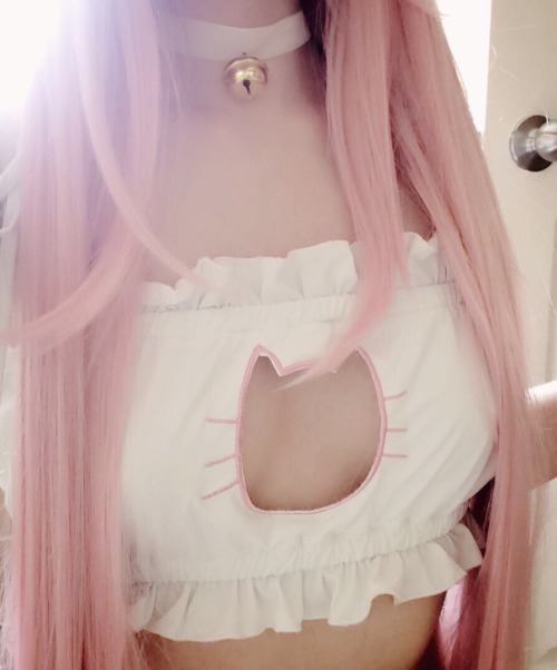 kittenjpg:  a closer look at the top; it’s so soft and comfy and comes with this adorable choker  ♡     