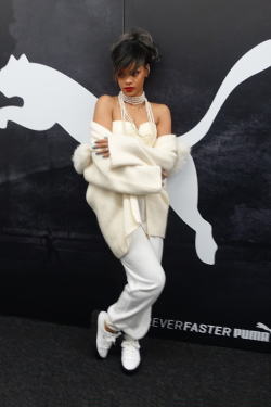 vuitton-versace-and-chanel:  rihannanavyhn: