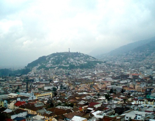 Paisage urbano con Angel del Panecillo, Quito, 2008. 