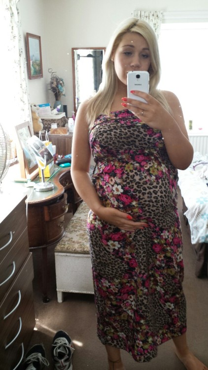 vickyandchick:  30 weeks and 1 day! It’s official, there is only 69 days left till he’s due to make his appearance!   I tried measuring my bump and if I did it right then I’m measuring about 4/5 weeks ahead