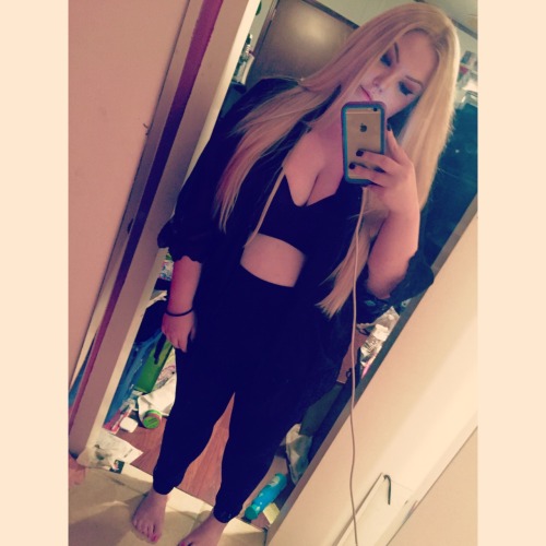 buxom-barbie:  Im feelin myself. And going out on a Tuesday. ✌🏻️💕