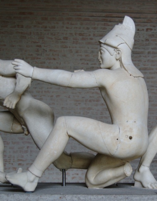 Trojan archer from pediment from Aphaia temple, the ancient colors and today, do not forget, the anc