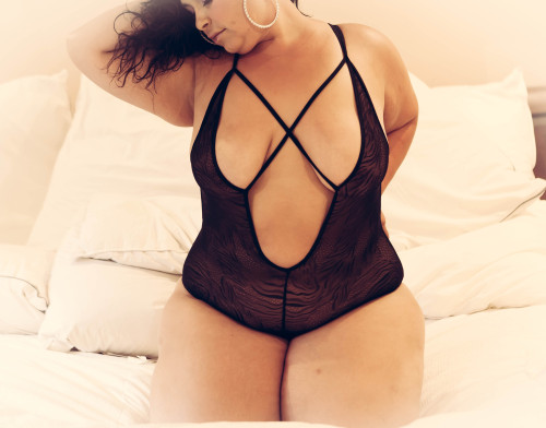 thickchicksnjunk: hipsncurvesplus: Goodnight and Sweet dreams to all! Kisses! So damn sexy