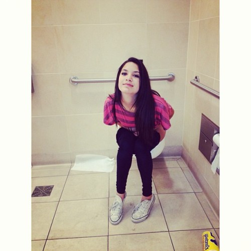 XXX dimitrivegas:  Pooping girls photo