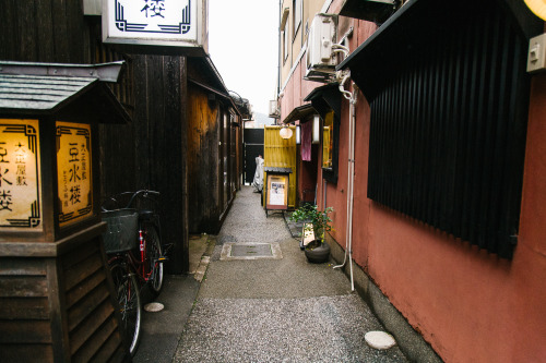 A gem in Nakagyō-ku to Rokuon-ji.Canon 5D &amp; 24-105mm f/4L. Dec, 2016.