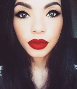 therxqueen:  #symmetry #filtered #redlips #fowardfacing