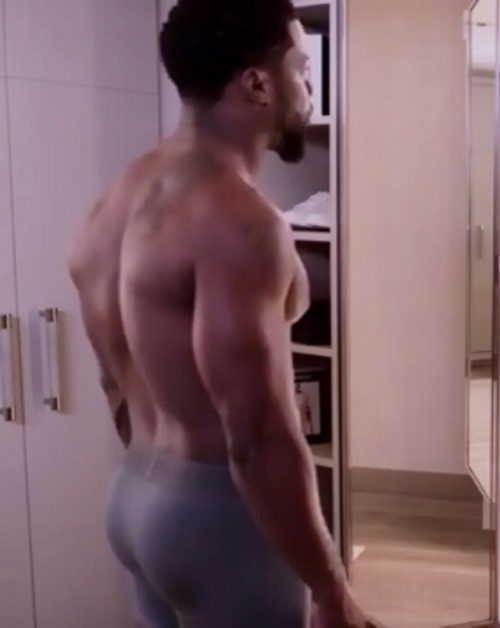 lamarworld:  Kevin Hart bulge