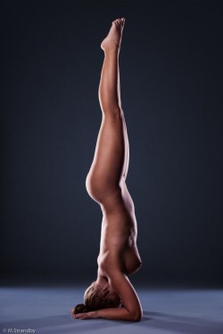 nudityandart:  Gymnast II (by MStrandby).