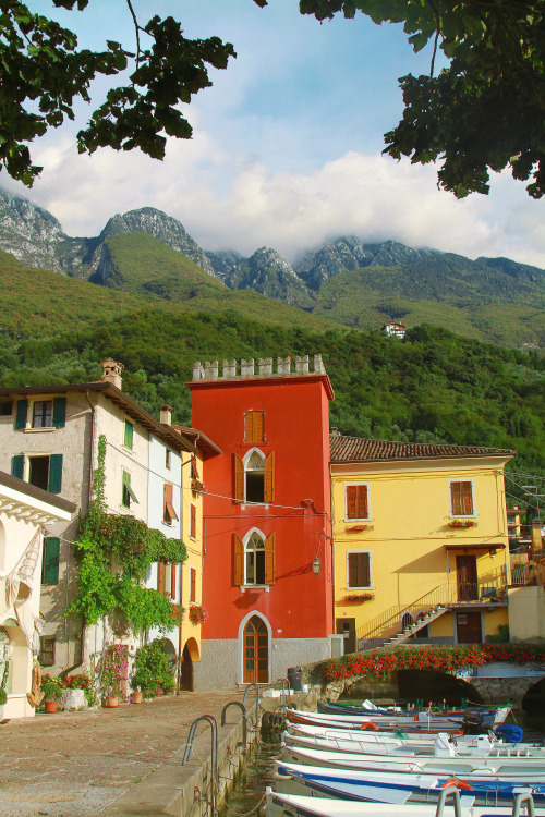 predictablytypical:Love the little villages along Lake Garda, Italy.