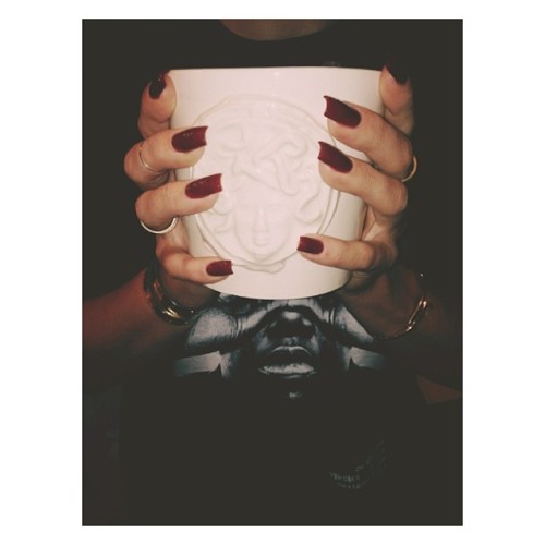 champagne-diamondsz:  blvckcrystal:  skmox:   look pretty, play dirty 💋   //  🍷💎