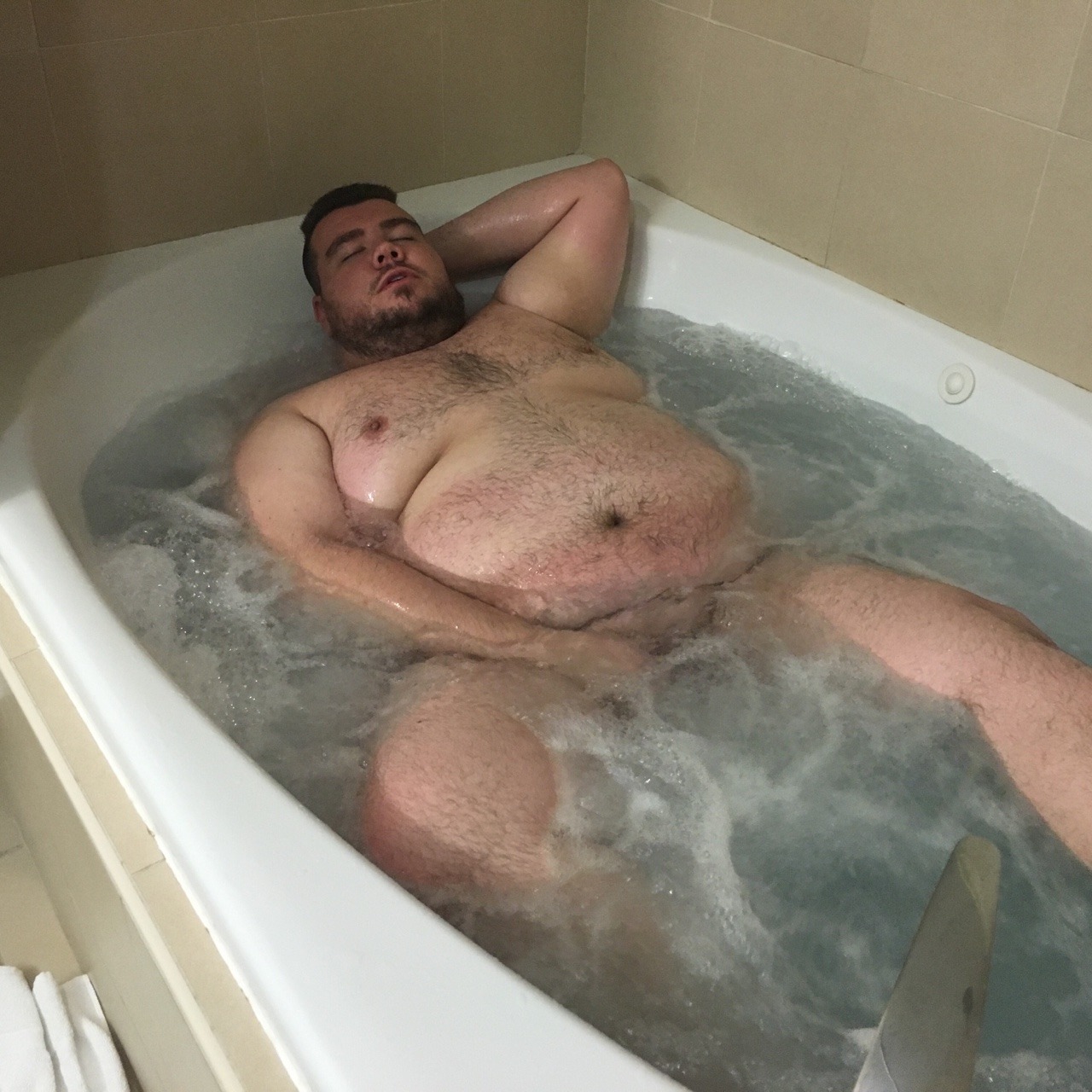stonecub:  Hotel with a whirlpool tub! 