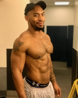 negrobello00:  Hustle for that muscle gains 😉 (at Harlem)https://www.instagram.com/p/BpXqwASnvzz/?utm_source=ig_tumblr_share&amp;igshid=13xx5zxeiml6z