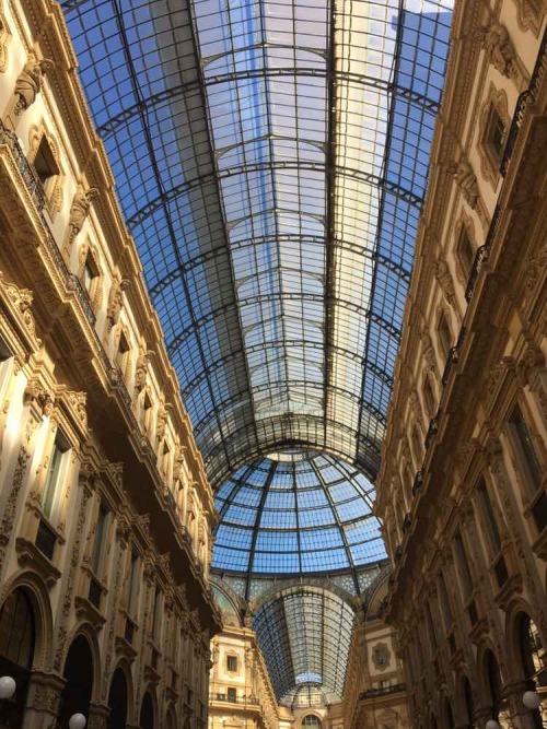 neckkiss: Milan. Italy.