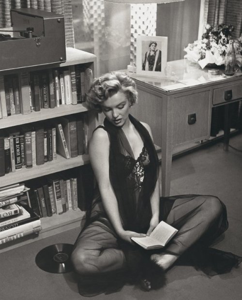 ejukfun:  Reading is sexy 